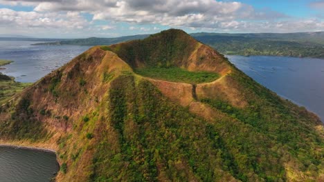 Iluminación-Del-Cráter-Del-Volcán-Taal-A-La-Luz-Del-Sol-Con-El-Lago-Taal-Y-Jaulas-De-Pesca-En-El-Fondo