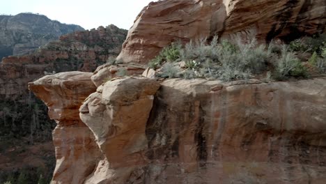 Red-Rock-Mountains-Und-Buttes-In-Sedona,-Arizona-Mit-Drohnenvideo,-Das-Sich-Seitlich-Aus-Nächster-Nähe-Bewegt