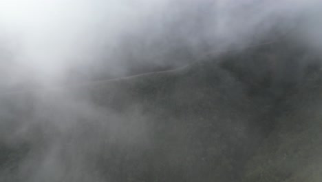 Luftflug-Durch-Die-Wolken-Zur-Berühmten-Todesstraße-In-Den-Bergen-Boliviens