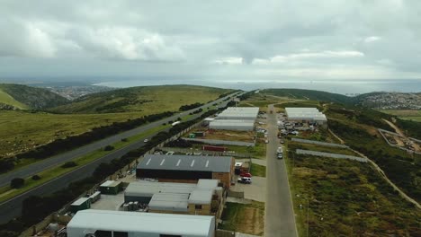 Luftbild-Hyperlapse-über-Einem-Kleinen-Industriepark-Im-Südlichen-Afrika