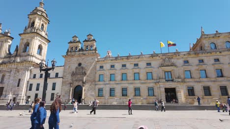 Sonniger-Tag-In-Der-Historischen-Primatialkathedrale-Von-Bogotá,-Kolumbien