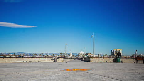 Timelapse-De-La-Playa-De-Venecia-Gente-Caminando-Por-El-Paseo-Marítimo-Con-Cielos-Azules