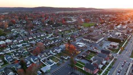 Casas-En-Hershey,-Ciudad-De-Pensilvania-Durante-El-Atardecer-De-Otoño