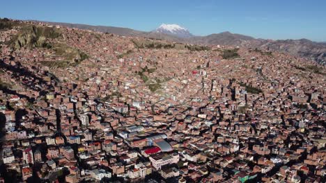 Antena-De-Alta-Hora-Dorada-Sobre-El-Horizonte-De-Los-Edificios-De-La-Ciudad-De-La-Paz-Bolivia