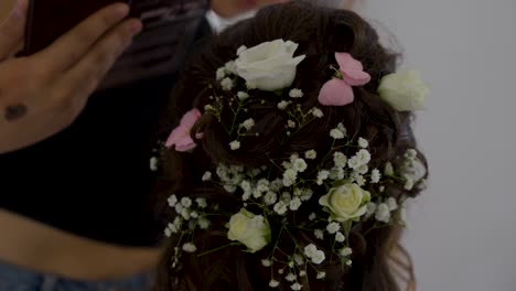 Braut-Lässt-Sich-Vor-Der-Zeremonie-Von-Einer-Schönheitsspezialistin-Hochzeitskosmetik-Machen