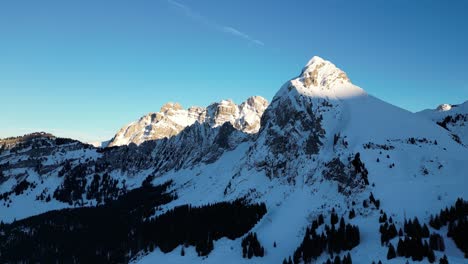 Fronalpstock-Suiza-Glarus-Vuelo-De-Retroceso-Muestra-Los-Soleados-Alpes-Suizos