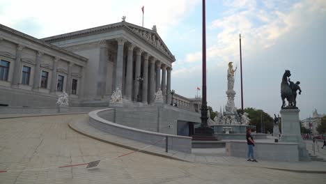 Mujer-Posando-Cerca-De-La-Entrada-Al-Parlamento-Austriaco