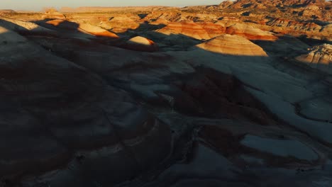 Desert-terrain-that-looks-like-Mars-In-Bentonite-Hills,-Utah