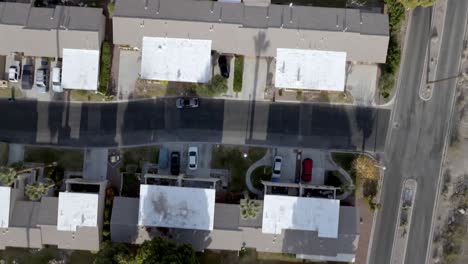 Barrio-En-Boulder-City,-Nevada,-Con-Video-De-Drones-En-Lo-Alto-Y-Avanzando