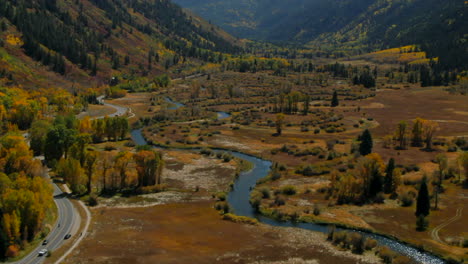 Brüllender-Gabelflusstal-Nordstern-Naturschutzgebiet-Unabhängigkeitspass-Teufelspunchbowl-Colorado-Sommer-Herbst-Luftaufnahme-Drohne-Filmisch-Espe-Schneemassen-Ashcroft-Blauer-Himmel-Rückwärts-Aufwärts-Schwenk-Langsam