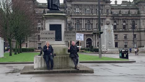 Dos-Viejos-Protestando-Contra-Una-Marcha-Contra-El-Racismo-En-George-Square