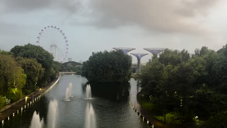 Fuentes,-Arboledas-De-Superárboles-Y-La-Noria-Singapore-Flyer-Vistas-En-Los-Jardines-Junto-A-La-Bahía-Al-Atardecer.