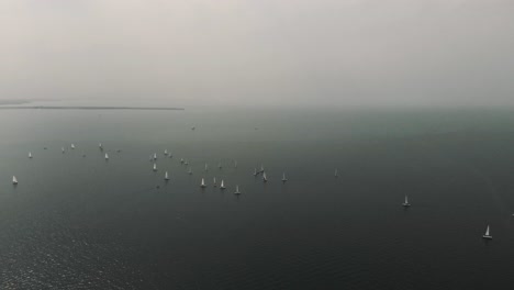 Sonnenschein-Blickt-Durch-Den-Nebel-Auf-Dem-Bodensee,-Während-Schaluppen-Rennen