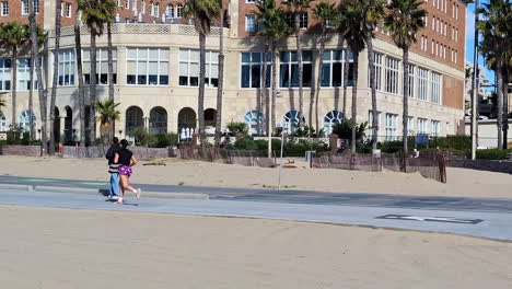 La-Gente-Hace-Ejercicio-Laboral-En-La-Playa-De-Venecia,-Una-Zona-Para-Caminar-Cerca-De-La-Playa