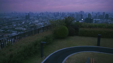 Bangkoks-Skyline-In-Der-Dämmerung:-Blick-Von-Einem-Dachgarten
