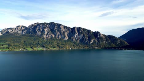 Tranquila-Vista-Aérea-De-Un-Lago-Turquesa-Rodeado-De-Exuberantes-Montañas-Verdes