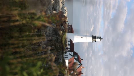 Vertikale-Statische-Aufnahme-Des-Historischen-Portland-Head-Light-In-Der-Nähe-Der-Zerklüfteten-Meeresküste