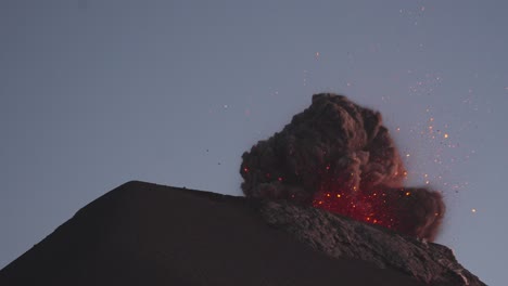 El-Volcán-De-Fuego-Entra-En-Erupción-Y-Arroja-Lava-Brillante-Al-Cielo.