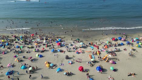 Sommerschirme-Am-Strand-Von-Papudo,-Chile