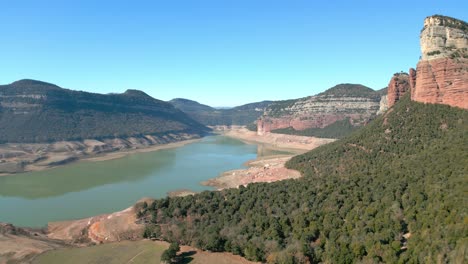 Dique-Del-Pantano-De-Sau-En-Cataluña,-España,-Intensa-Sequía-En-2024-Famosa-Presa-De-Sau-Con-Muy-Poca-Agua