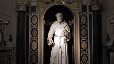 Estatua-De-Mármol-Del-Santo-Dentro-De-La-Pacífica-Iglesia-Católica-Barroca-De-Gesu-Nuovo,