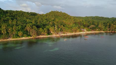 Boote-Schwimmen-Auf-Dem-Meer-Auf-Einer-Tropischen-Philippinischen-Insel