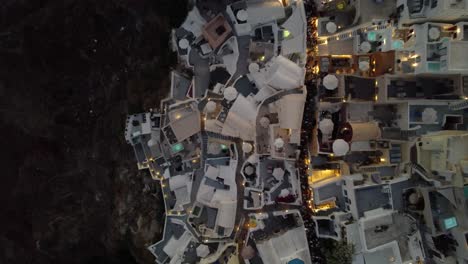 Luftaufnahme-Von-Oben-Nach-Sonnenuntergang-über-Der-Klippe-Des-Dorfes-Oia,-Santorini,-Griechenland