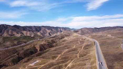 Drohnenaufnahme-Von-Straßen,-Die-Durch-Die-Berge-In-Santa-Clarita,-Kalifornien,-Führen