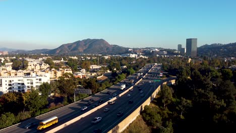 Toma-De-Drone-De-La-Ruta-101-En-Studio-City,-California.