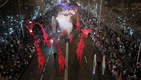 Las-Carrozas-Saludan-A-Los-Niños-Y-A-Las-Familias-En-El-Festival-De-Los-Reyes-Magos,-También-Conocido-Como-El-Desfile-De-Los-Reyes-Magos.