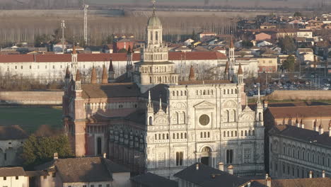 Eine-Drohnenaufnahme-über-Dem-Kloster-Certosa-Di-Pavia-In-Italien,-Pavia,-Aufgenommen-Mit-30-Fps