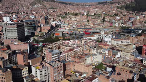 Antenne-Folgt-Seilbahnstrecke-über-Bergstadt-Oruro,-Bolivien