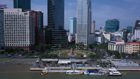 Muelle-De-Ferry-De-Saigón-Vietnam-Y-Edificios-Del-Horizonte-De-La-Ciudad-De-Ho-Chi-Minh