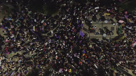 Los-Tamborileros-Entretienen-A-Los-Manifestantes-Nocturnos-En-La-Marcha-Del-Día-De-La-Mujer-En-Bolivia.