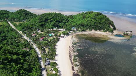 Luftaufnahme-Eines-Tropischen-Weißen-Sandstrandes-Mit-üppigen-Hügeln-Und-Flachem-Riff-Bei-Ebbe-Per-Drohne