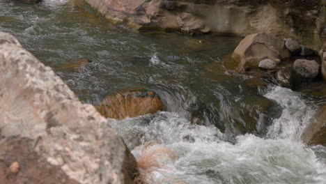 Agua-Corriendo-A-Través-De-Cajones-Rocosos-De-Chame-En-Panamá,-La-Serenidad-De-La-Naturaleza.