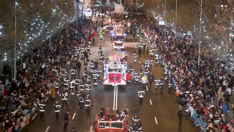 Los-Bomberos-Participan-En-La-Fiesta-De-Los-Reyes-Magos,-También-Conocida-Como-El-Desfile-De-Los-Reyes-Magos,-Y-Se-Unen-A-Familias-Y-Espectadores.