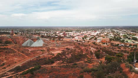 drone-shot-over-Kalgoorlie-Boulder-in-Western-Australia-on-an-overcast-day,-Australian-mining-city