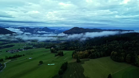 Nubes-Bajas-Y-Brumosas-Flotando-Sobre-árboles-Y-Montañas-Cerca-De-Una-Aldea-Rural