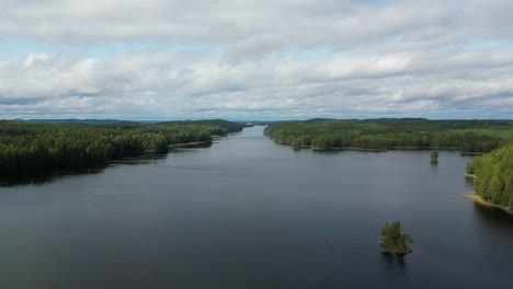Die-Schönheit-Des-Baltikums-Erkunden:-Ein-Drohnenblick-Auf-Die-Lettischen-Seen