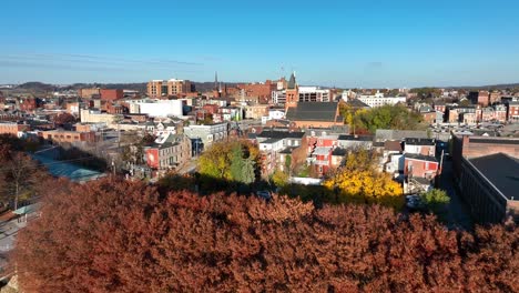 Coloridos-árboles-Otoñales-Frente-Al-Horizonte-De-York,-Pensilvania-En-Un-Brillante-Día-De-Otoño