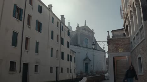 Ruhige-Venezianische-Kirchenfassade-Unter-Klarem-Himmel,-Italien