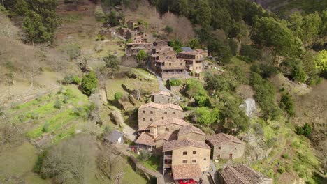 Luftaufnahme-Von-Cerdeira---Einem-Kleinen-Schieferdorf,-Einem-Einzigartigen-Architektonischen-Erbe-Portugals