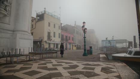Neblige-Piazza-In-Venedig-Mit-Vintage-Lampe-Und-Einheimischen-Im-Morgengrauen