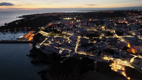 Beleuchtete-Küstenstadt-Albufeira-In-Der-Nacht-An-Der-Algarve,-Portugal
