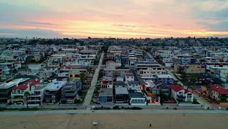Luftbild-Kamerafahrt-über-Den-Stadtteil-Manhattan-Beach,-Sonnenuntergang-In-Los-Angeles,-USA
