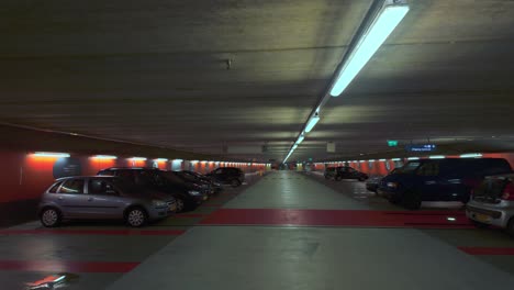 Coches,-Autobuses-Y-Vehículos-Estacionados-En-Fila-En-Un-Espacio-De-Estacionamiento-Subterráneo.