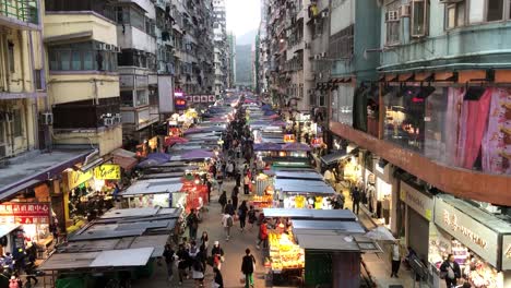 Menschen-Kaufen-Auf-Dem-Fa-Yuen-Straßenmarkt-In-Hongkong-Ein