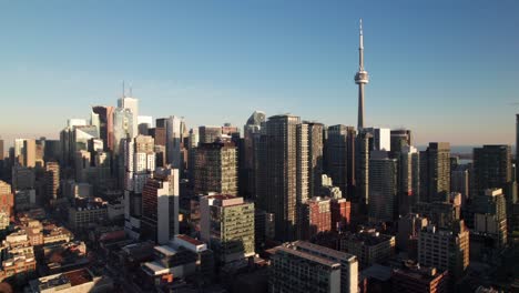 Drone-shot-of-downtown-Toronto-with-CN-Tower,-4K
