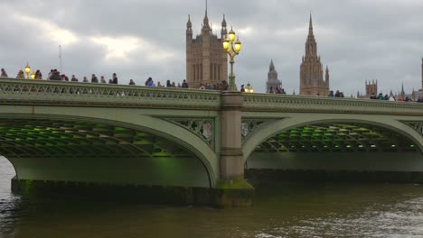 Gente-Cruzando-El-Puente-De-Westminster-En-Londres,-Inglaterra